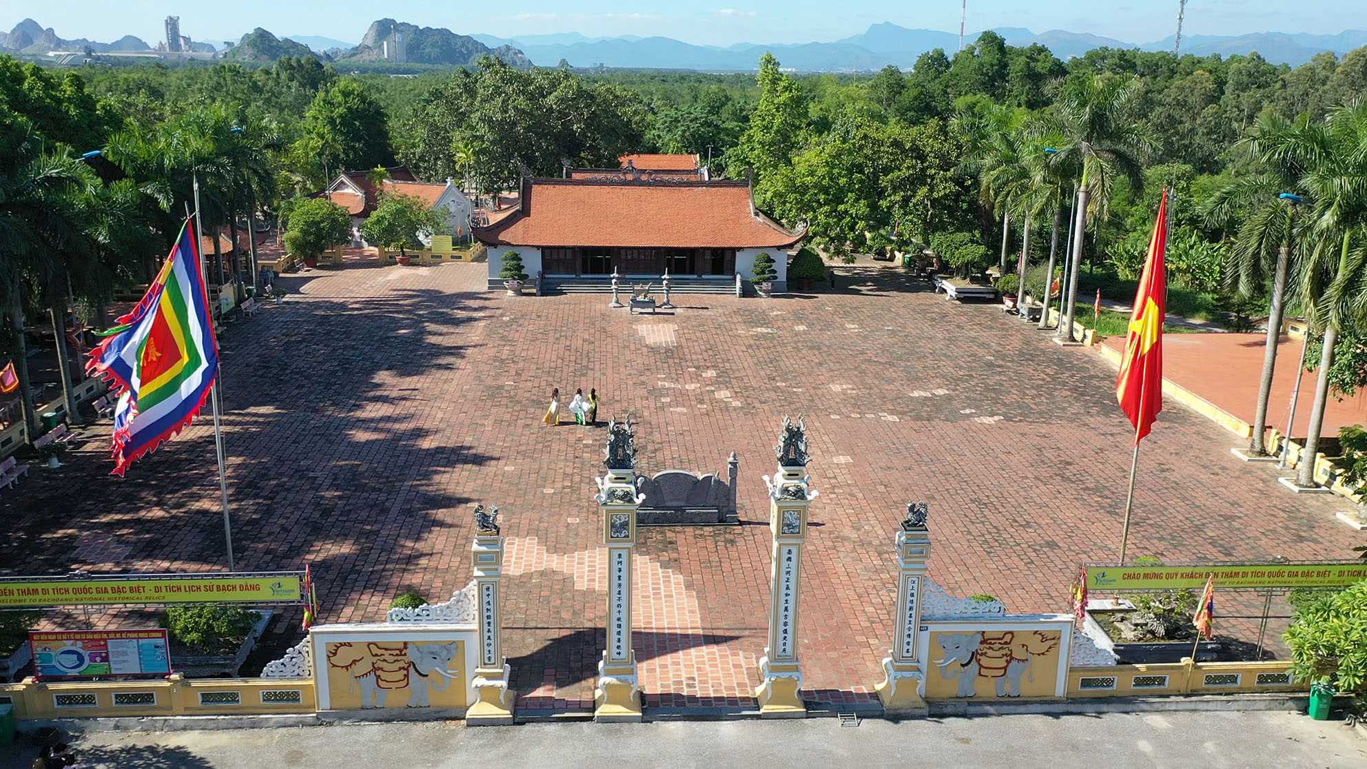 Quần Thể Đền Trần Hưng Đạo và miếu Vua Bà